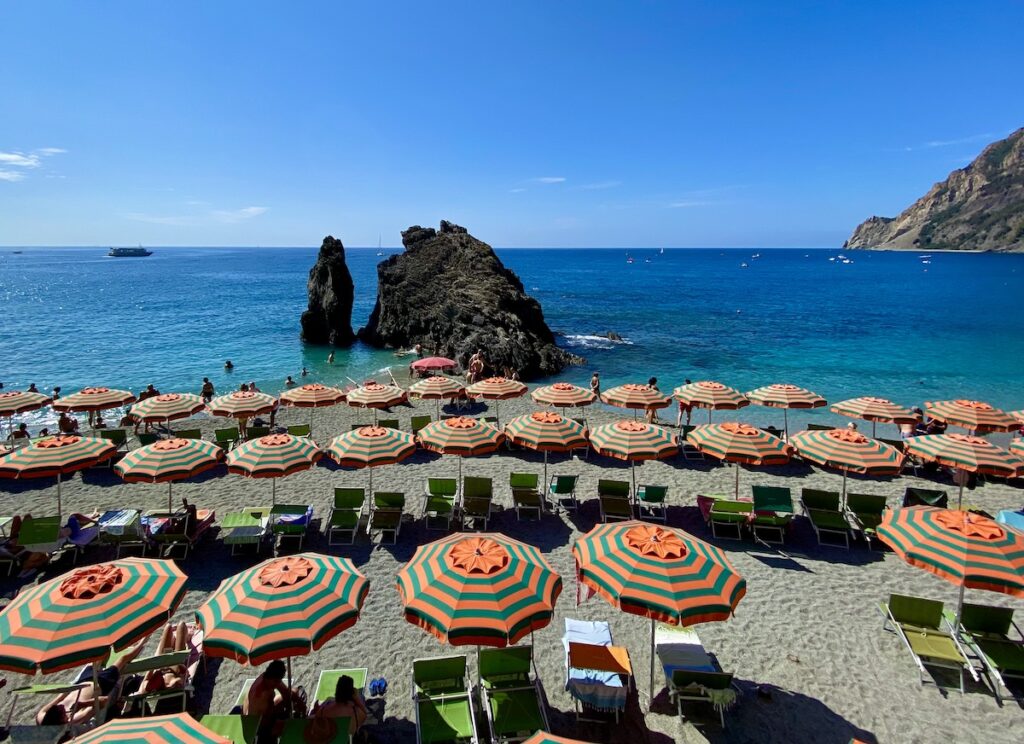 How to rent beach chairs in Monterosso