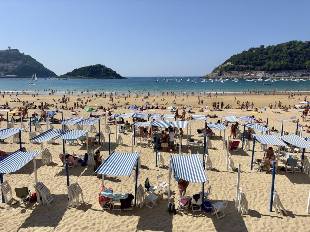 Where to rent beach chairs in San Sebastian