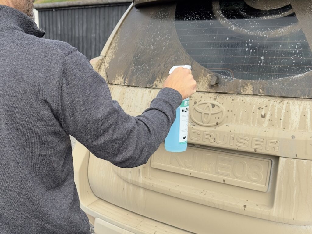 Cleaning a dirty 4x4 Window in Iceland