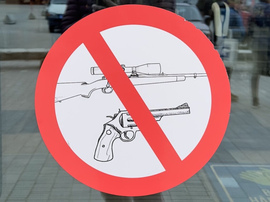 Signs prohibiting weapons in stores in Svalbard