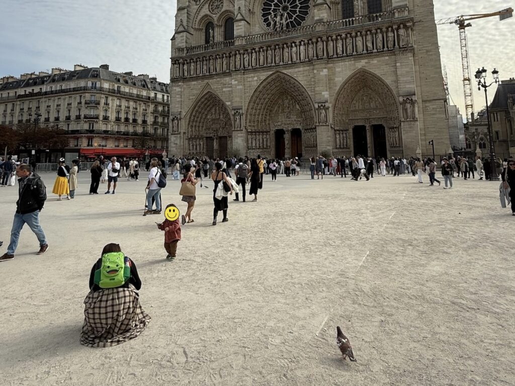 Child in front of Notre Dame de Paris