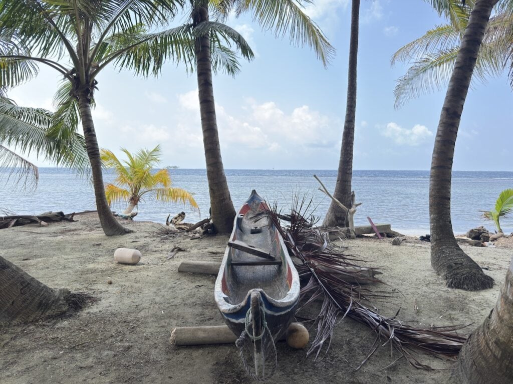 A dugout canoe sitting a the edge of the water in the San Blas Islands