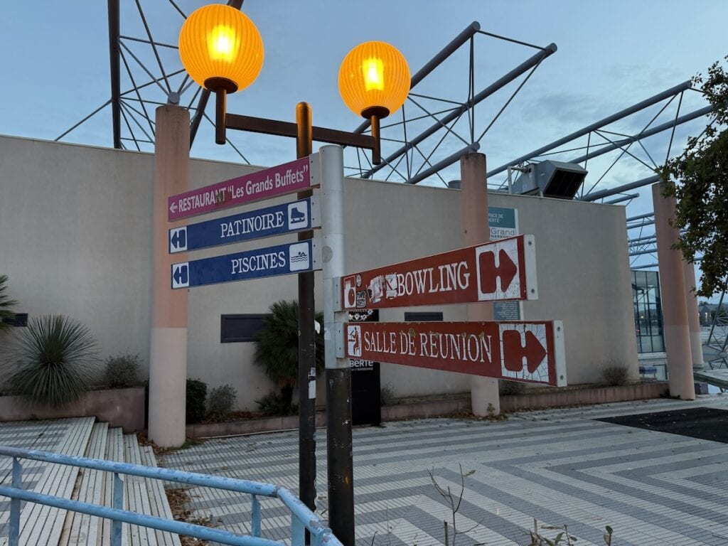 A sign pointing to the entrance of Les Grands Buffets